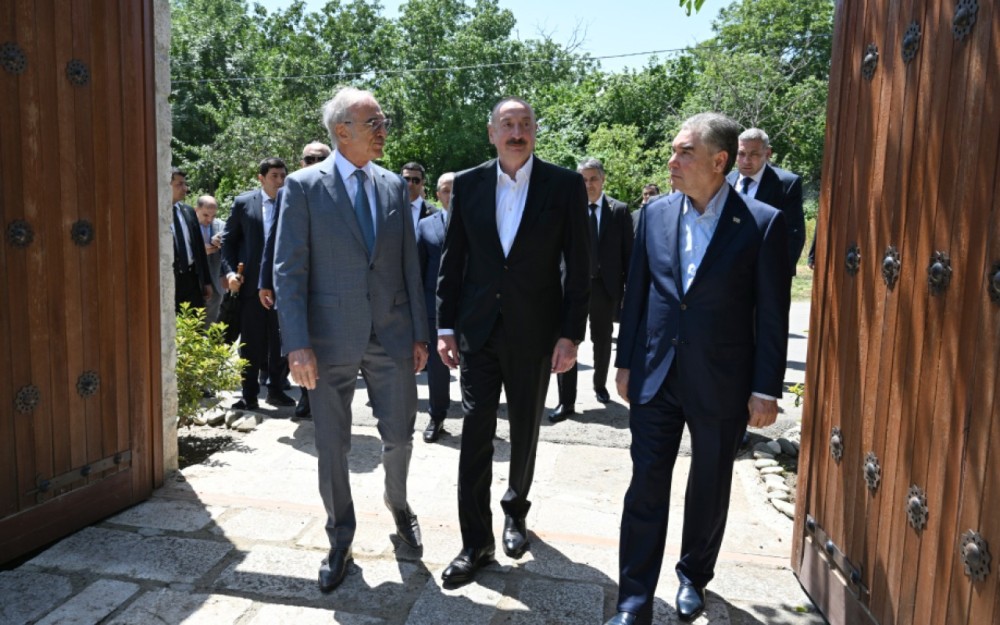 Liderlər Bülbülün ev-muzeyində -FOTOLAR